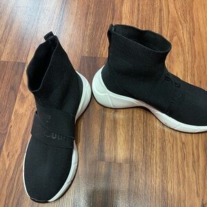 Juicy Contour shoes worn for a photo shoot and placed back in box black size 8